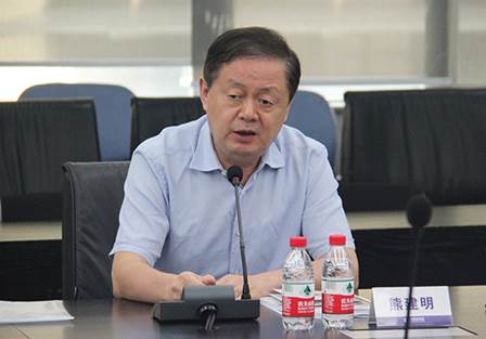 說明: F:\【資料與辦公】\辦公區(qū)\2.網(wǎng)站新聞\2019年\9月\2019.09.07 方大集團(tuán)舉辦“高級管理人員研修班”培訓(xùn)\熊總(文中.jpg
